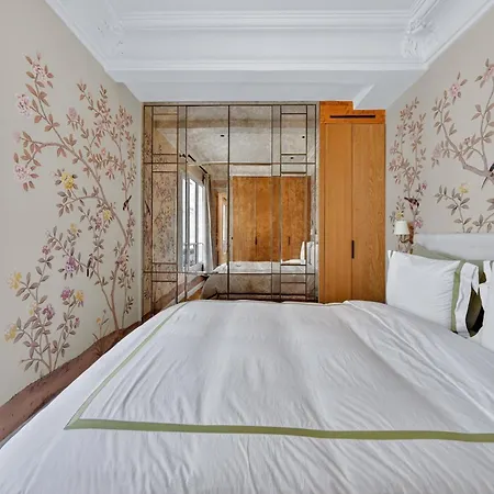 Av Experiences - Montaigne Luxury * Parigi